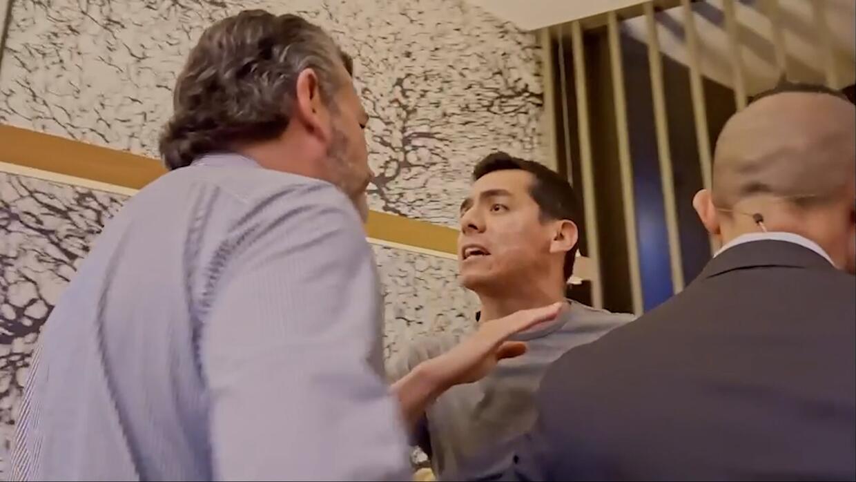 Hispano confronta al senador Ted Cruz en Houston durante la convención de la NRA y le dice: “Está en tus manos”
