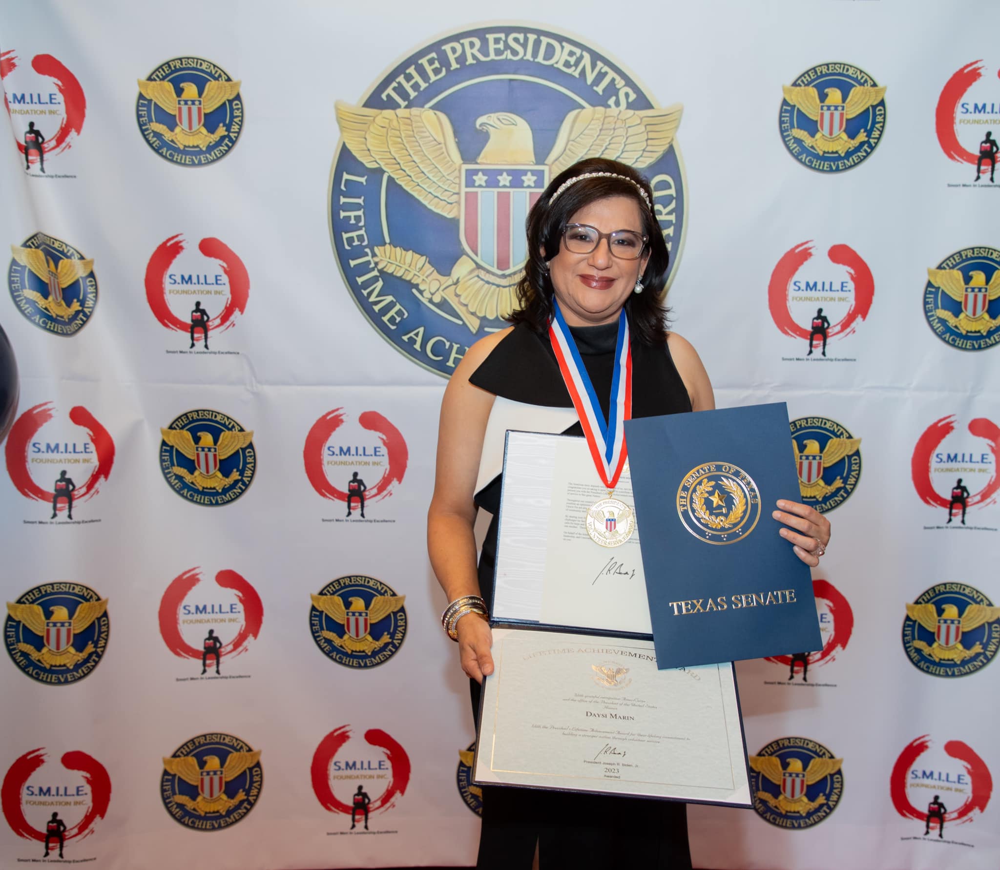 Daysi Marin recibe premio presidencial como Destacada servidora comunitaria
