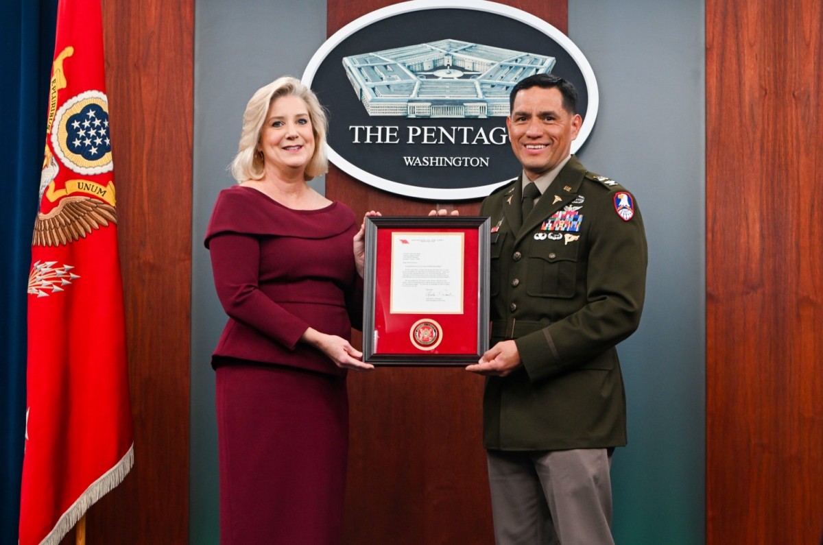 Frank Rubio recibe Insignia del Ejército de EE.UU. tras Récord Espacial
