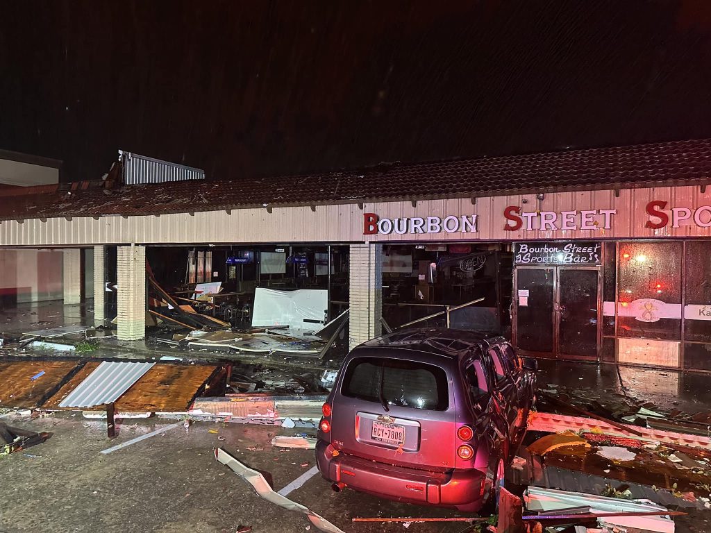 El tornado EF-1 deja devastación a su paso por un centro comercial en Katy, Texas, con negocios y vehículos severamente afectados.