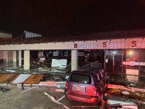 El tornado EF-1 deja devastación a su paso por un centro comercial en Katy, Texas, con negocios y vehículos severamente afectados.