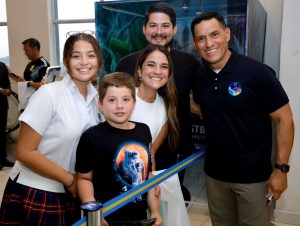 Coronel Frank Rubio en la Universidad Don Bosco, compartiendo su experiencia en la Estación Espacial Internacional con futuros científicos.