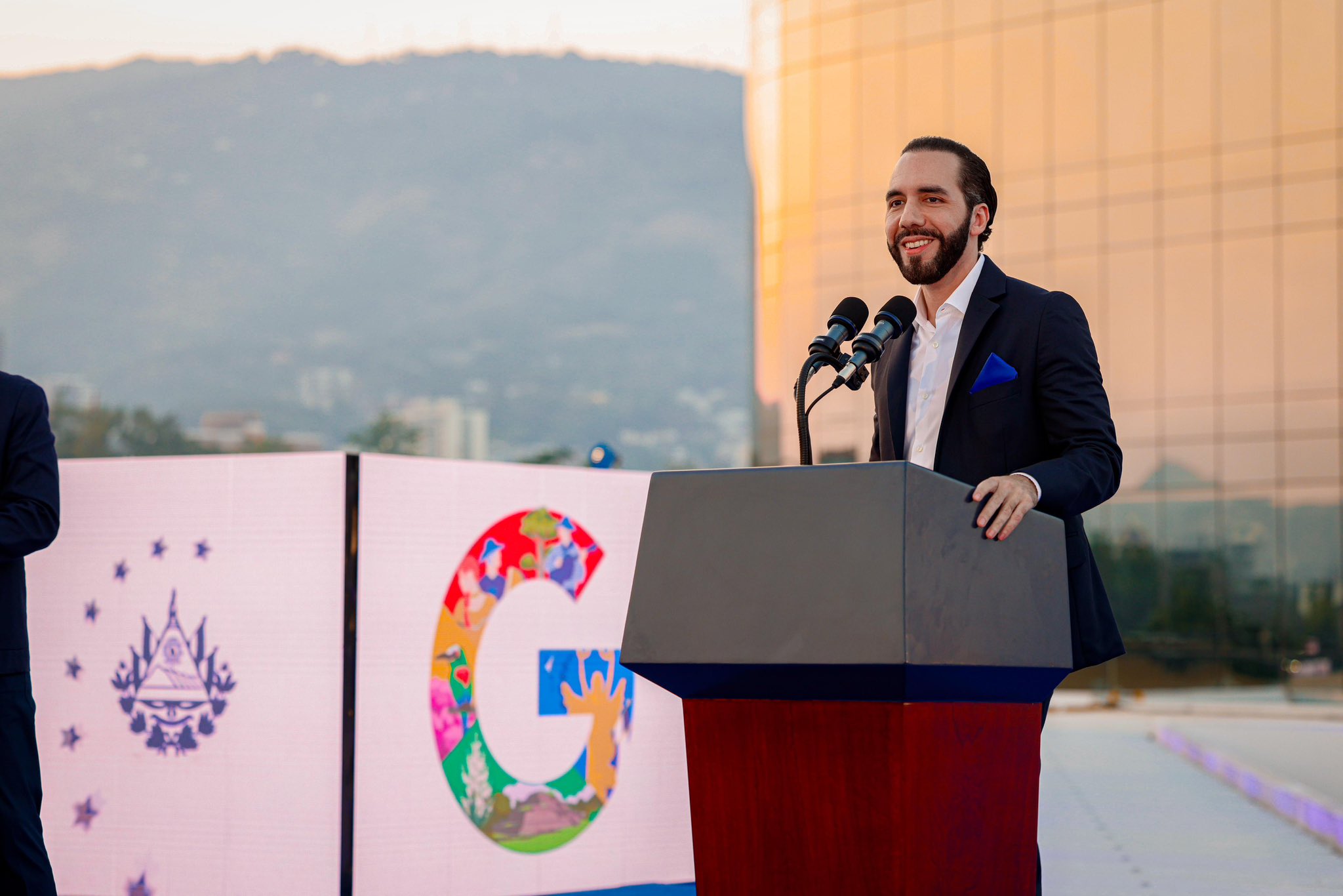 Presidente Nayib Bukele celebra el aumento de financiamiento del BCIE, marcando un triunfo para la infraestructura de El Salvador.