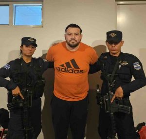 Christian Flores Sandoval capturado por la Fiscalía bajo acusaciones de corrupción, en un esfuerzo continuo de El Salvador por combatir la corrupción.