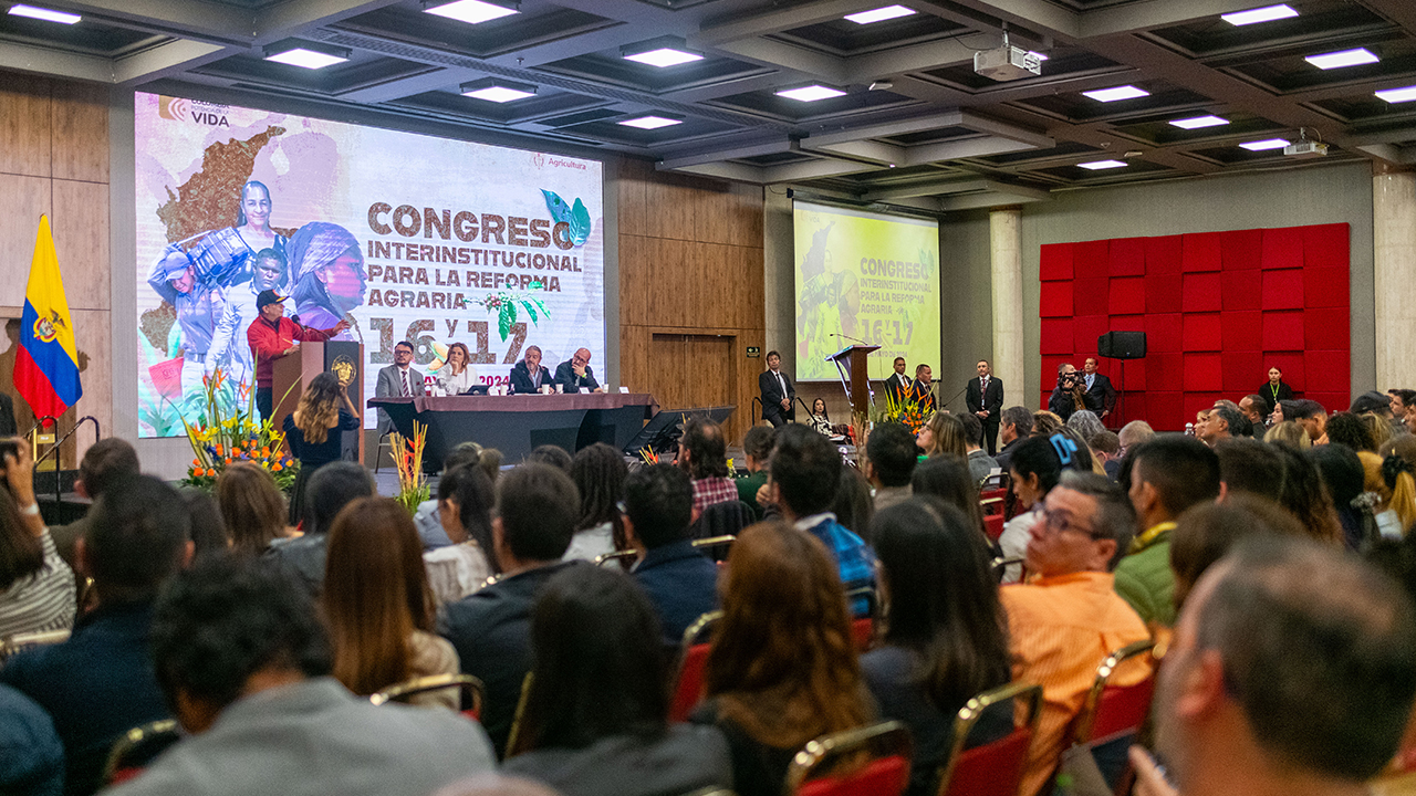 Presidente Petro en el Congreso de Reforma Agraria, anuncia fondos millonarios para impulsar la producción agrícola y el desarrollo industrial en Colombia.