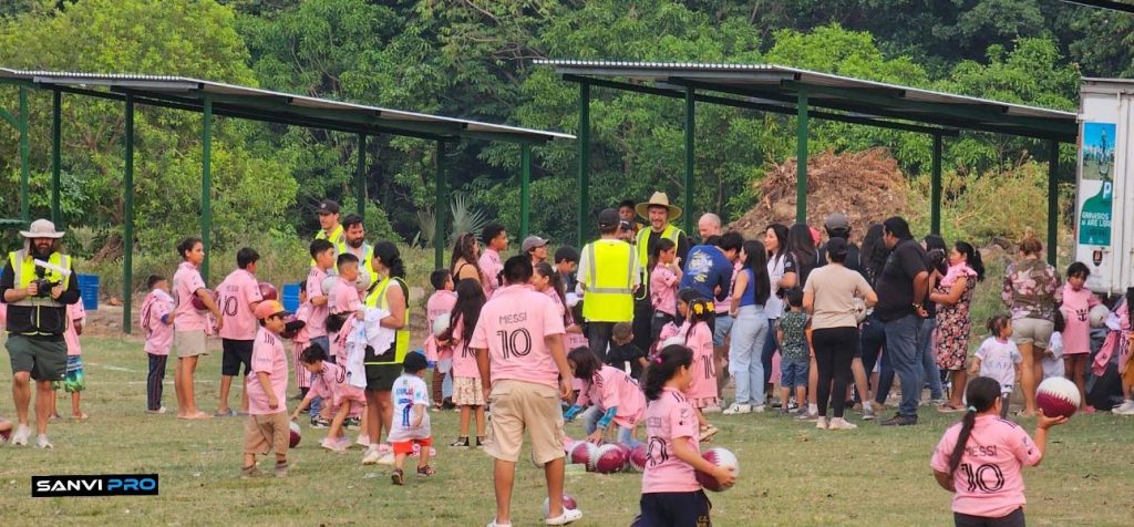 Mr. Beast visita la comunidad de Los Corrales en El Salvador, entregando chocolates y balones de fútbol a los residentes locales. Imagen tomada del Facebook de Sanvi Pro.