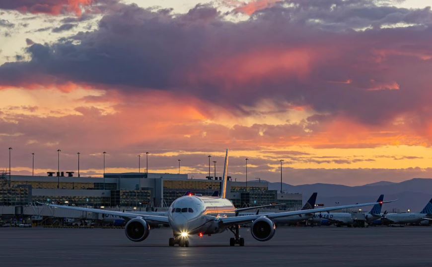 Vientos fuertes causan caos en aeropuerto de Denver