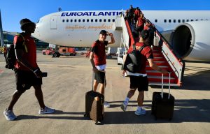 La delegación del Cádiz CF aterrizó de emergencia en Sevilla por fallos mecánicos, sin incidentes graves.