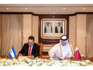 Rodolfo Delgado y Dr. Issa bin Saad Al Jafali Al Nuaim firman acuerdo de cooperación para modernizar y capacitar a las fiscalías de El Salvador y Qatar.