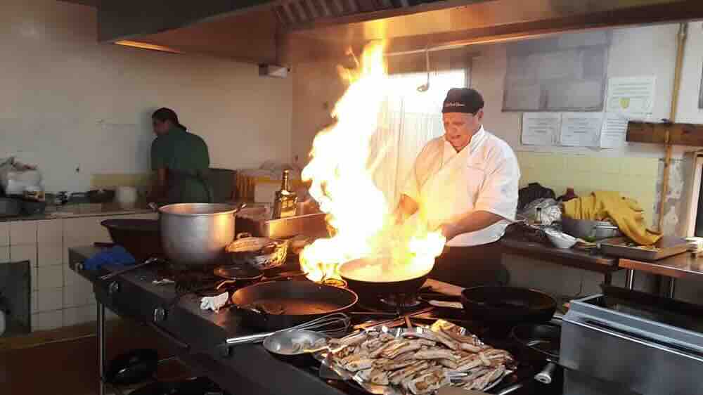 El chef Francisco "Chachi" Guerrero deja un legado imborrable en la gastronomía salvadoreña e internacional.