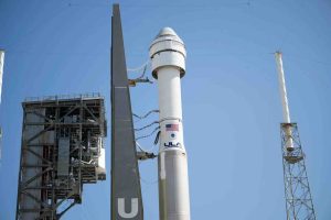 Un cohete Atlas V con la nave Starliner es transportado a la plataforma de lanzamiento en el Complejo 41 de Cabo Cañaveral. Crédito: NASA/Joel Kowsky