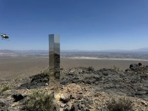LVMPD retira monolito misterioso cerca de Las Vegas debido a preocupaciones ambientales y de seguridad.
