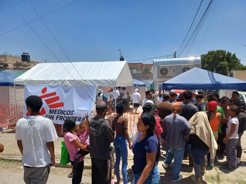 Migrantes en la frontera México-EEUU enfrentan mayores riesgos debido a nuevas políticas de asilo.