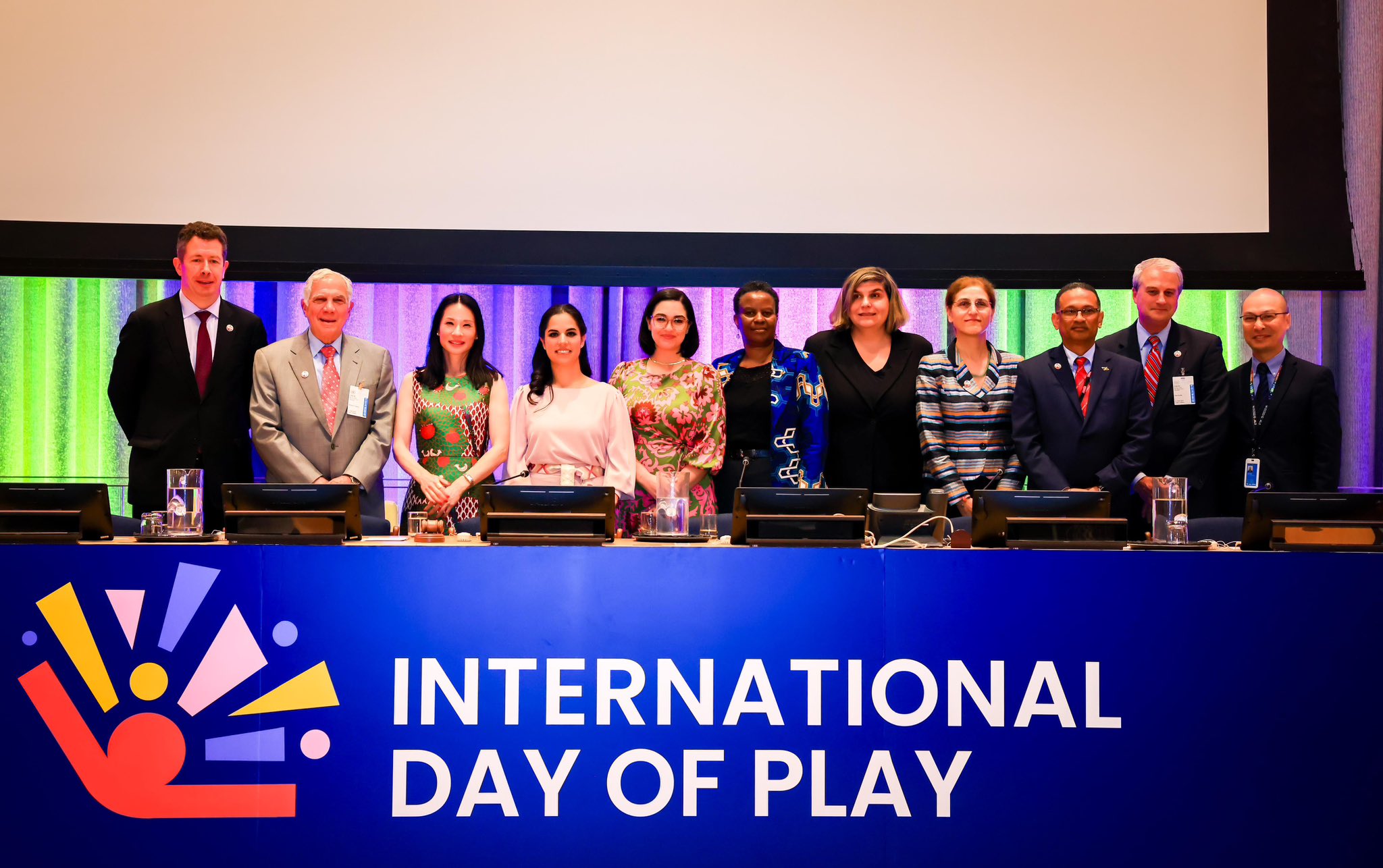 La Primera Dama de El Salvador, Gabriela de Bukele, celebra el Día Internacional del Juego en Nueva York, promoviendo el desarrollo integral de la niñez.