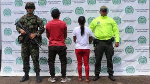 Uniformados de la seccional de #SIJIN y el Ejército Nacional de Colombia capturan a dos individuos por homicidio en grado de tentativa, informó la Departamento de Policía Vaupés.