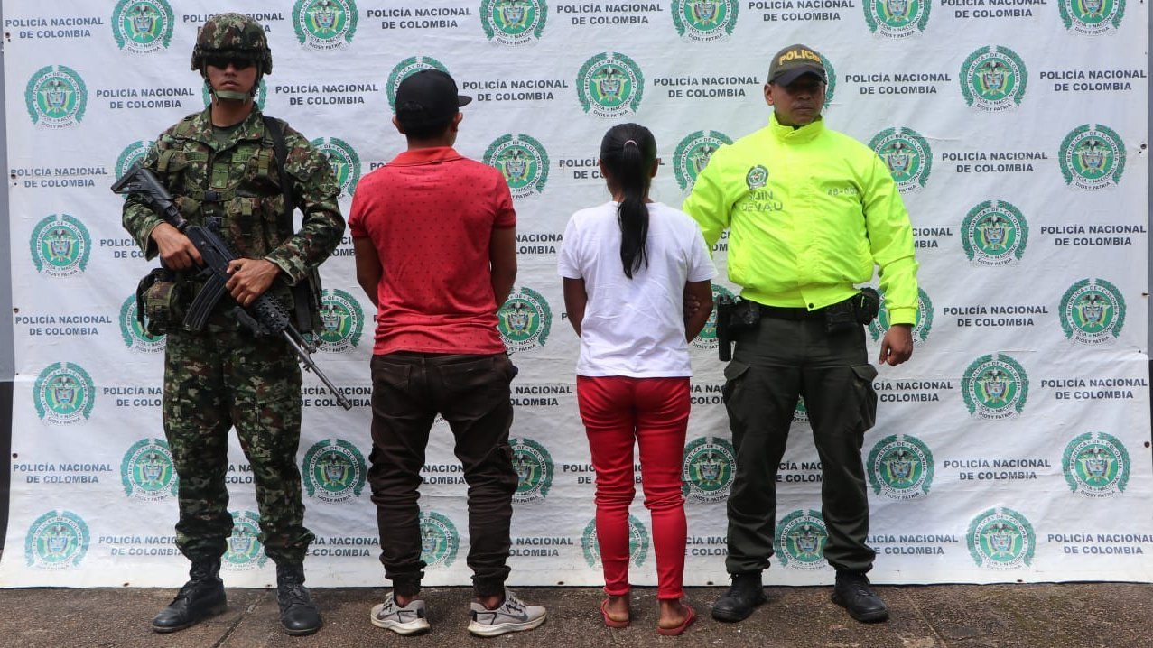 Uniformados de la seccional de #SIJIN y el Ejército Nacional de Colombia capturan a dos individuos por homicidio en grado de tentativa, informó la Departamento de Policía Vaupés.