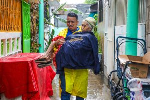 Lluvias torrenciales en El Salvador han causado graves daños e inundaciones, llevando a la Asamblea Legislativa a declarar un estado de emergencia nacional.
