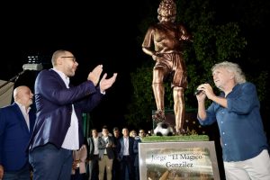 La estatua de Jorge 'El Mágico' González se erige en honor a su legado en el fútbol salvadoreño y mundial.