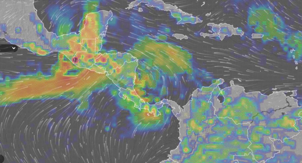 Protección Civil eleva a alerta roja en El Salvador por lluvias intensas, instando a la población a evacuar y tomar precauciones.