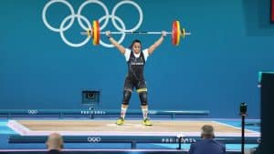 Mari Leivis Sánchez celebra su medalla de plata en los Juegos Olímpicos de París 2024, un logro histórico para Colombia.