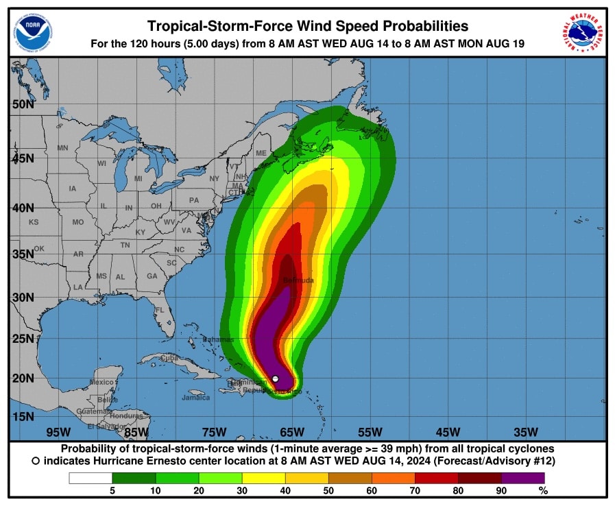 El huracán Ernesto se fortalece mientras se desplaza hacia el norte, alejándose de Puerto Rico y acercándose a Bermuda.