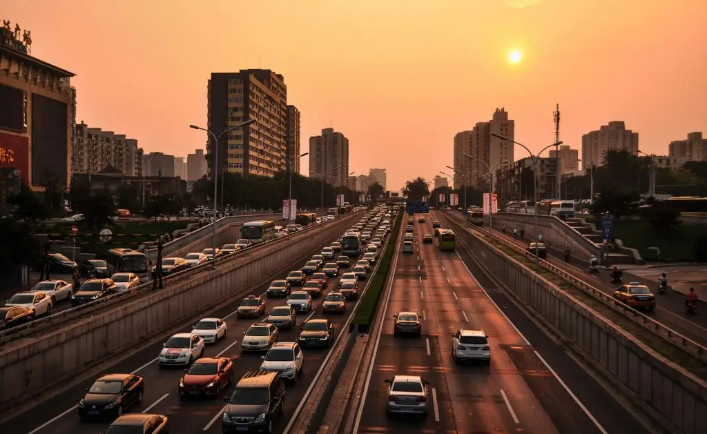 Olas de calor extremo en Houston representan una amenaza significativa para la salud y la infraestructura, aumentando el riesgo de emergencias médicas.