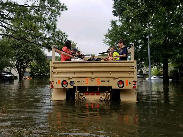 Soldados de la Guardia Nacional de Texas llegan a Houston, Texas, para ayudar a los ciudadanos en áreas gravemente inundadas por las tormentas del huracán Harvey el 27 de agosto de 2017. (Fotos del Departamento Militar de Texas de EE. UU. por el teniente Zachary West)