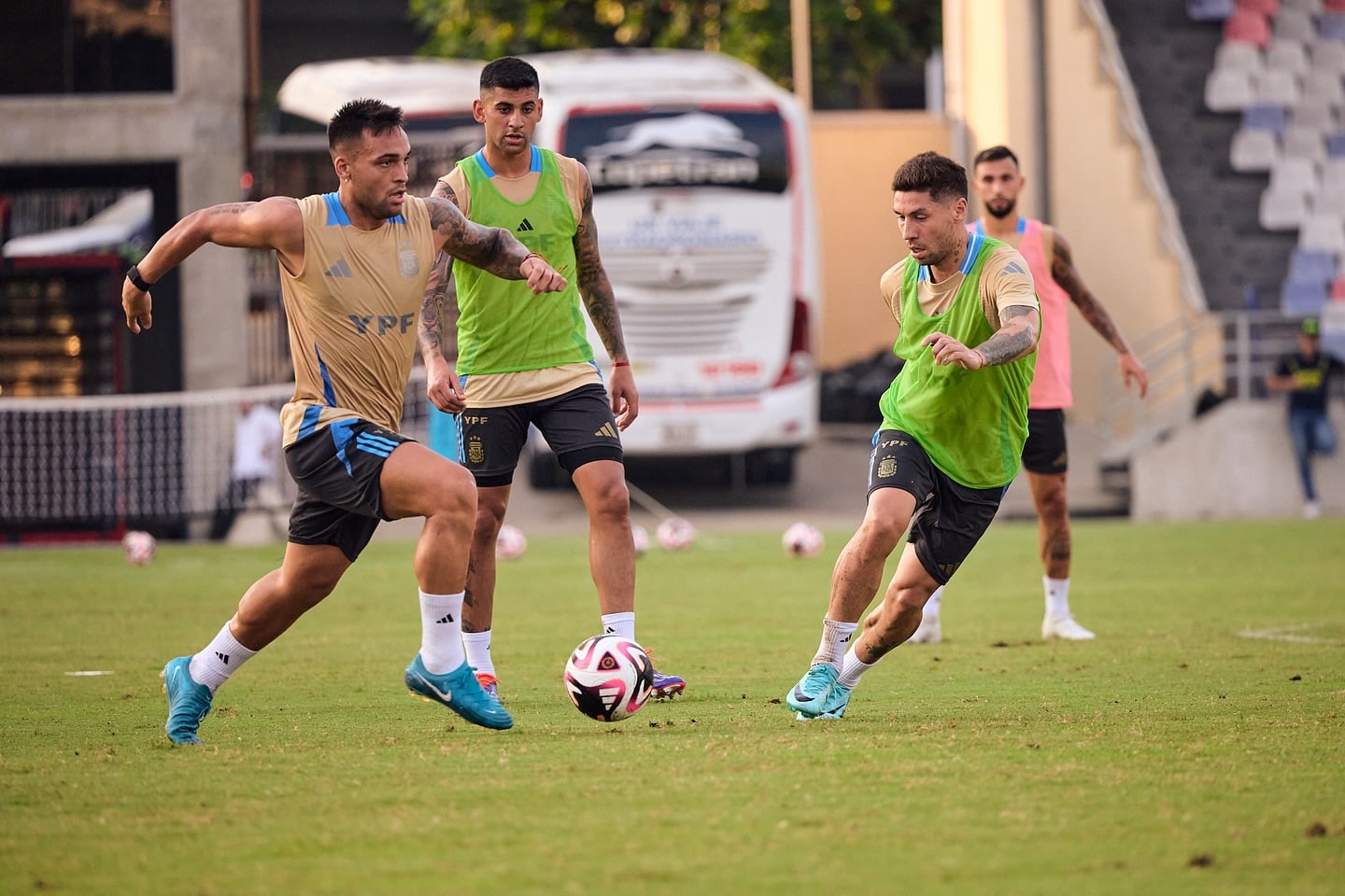 Colombia y Argentina se enfrentan en un crucial partido de eliminatoria para el Mundial 2026.