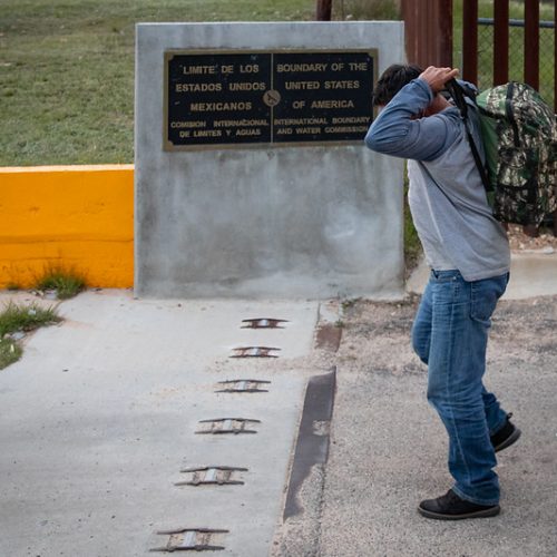 Migrantes cubanos, nicaragüenses y venezolanos enfrentan incertidumbre tras las nuevas medidas migratorias de EEUU, generando preocupación y desesperación.