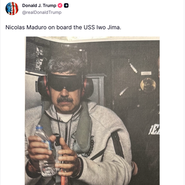 Nicolás Maduro con gafas oscuras y auriculares, sosteniendo una botella de agua dentro del USS Iwo Jima.