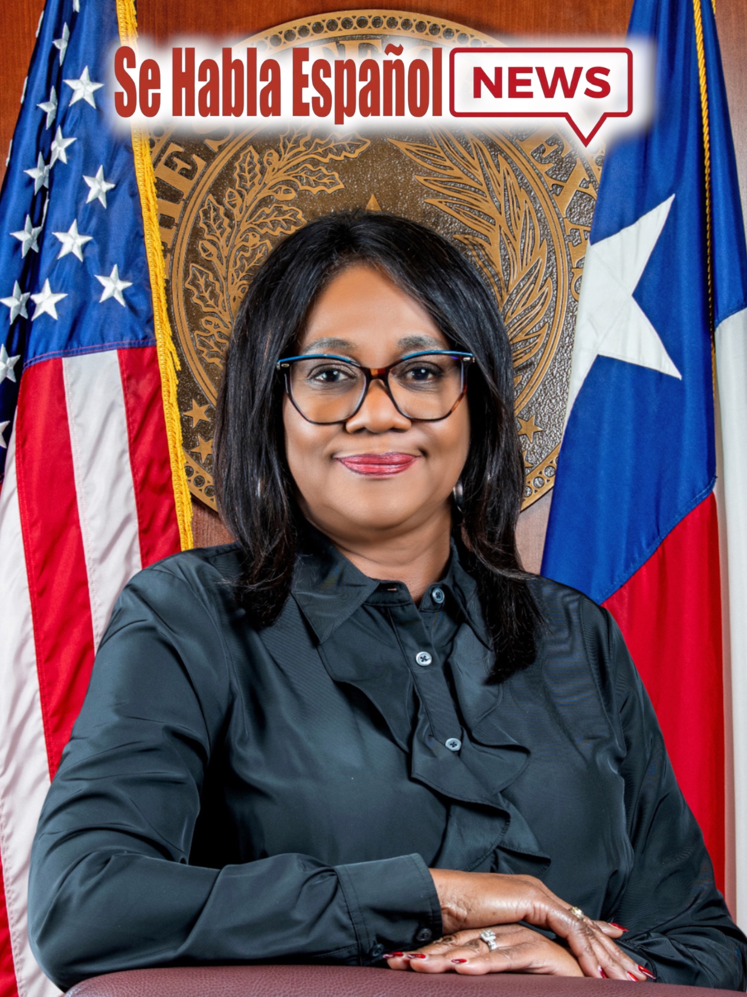 Retrato de una mujer en un ambiente gubernamental, con banderas de EE. UU. y Texas de fondo, representando el compromiso con la comunidad hispanohablante.