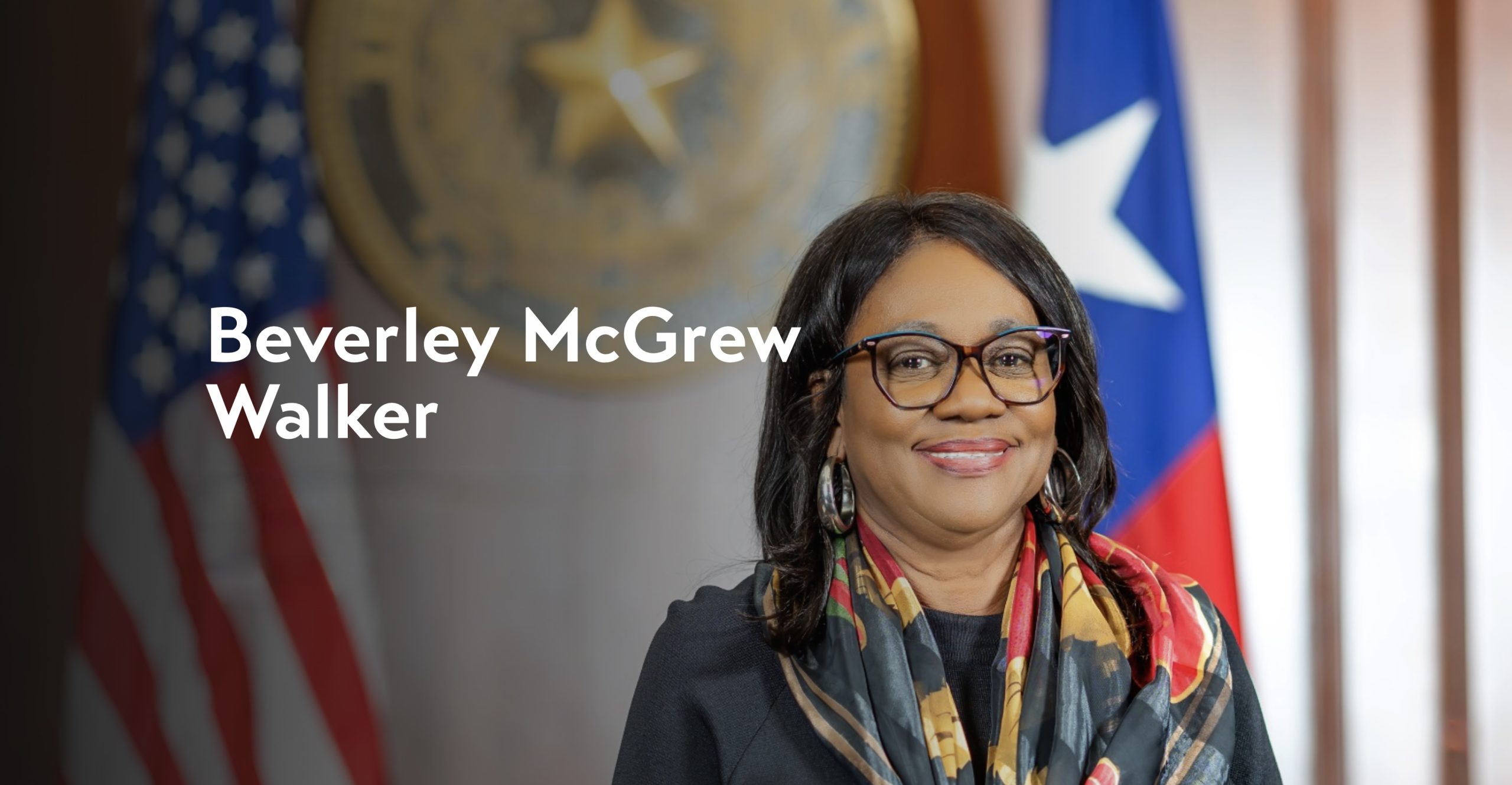 Retrato de Beverley McGrew Walker con banderas de EE. UU. y Texas de fondo.