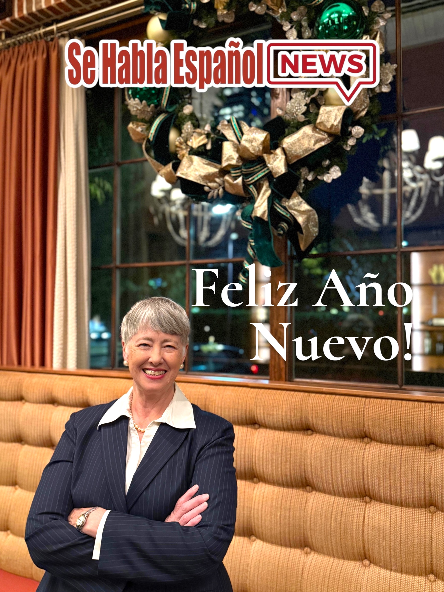 Mujer sonriente en un entorno festivo con un lazo navideño, felicitando el Año Nuevo.