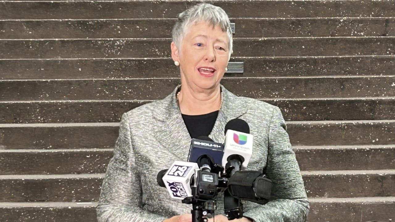 Annise Parker habla con los medios durante su campaña para Jueza del Condado de Harris