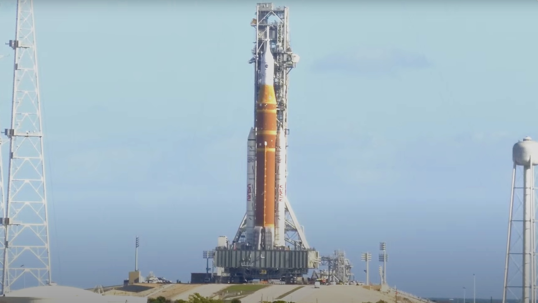 Cohete SLS del Artemis II en la plataforma de lanzamiento LC-39B