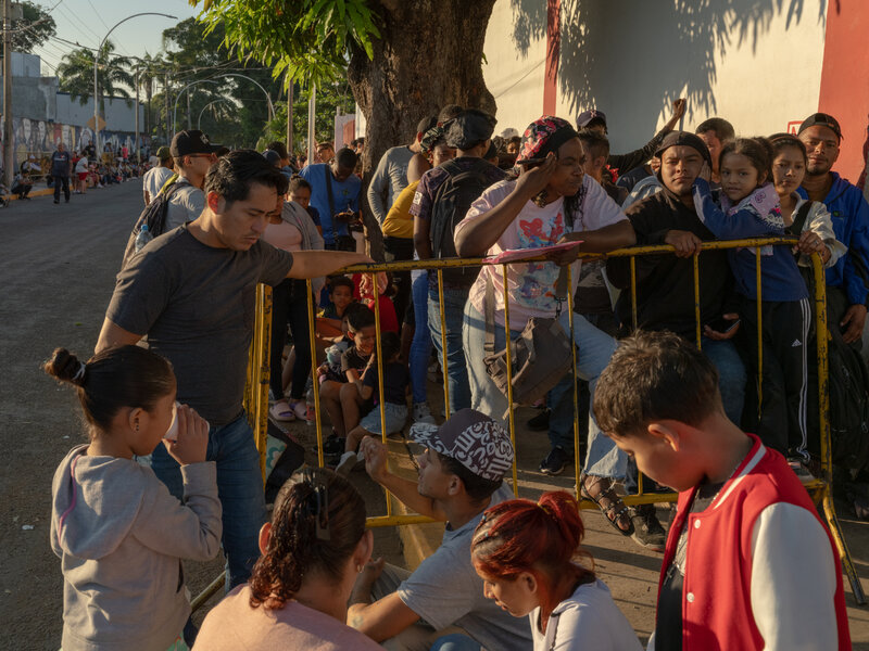 Solicitantes de asilo en la frontera sur de EE.UU. esperan ser procesados