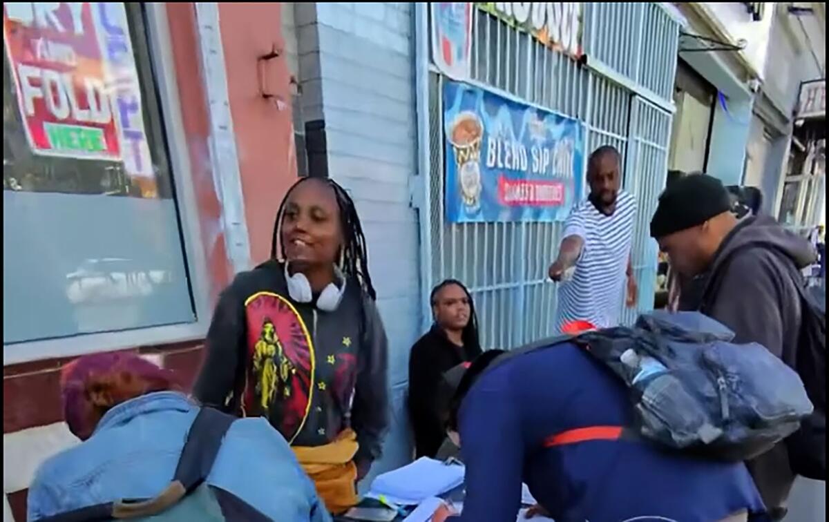 Recolectores de firmas en Skid Row captados en cámara durante la investigación encubierta de O'Keefe Media Group