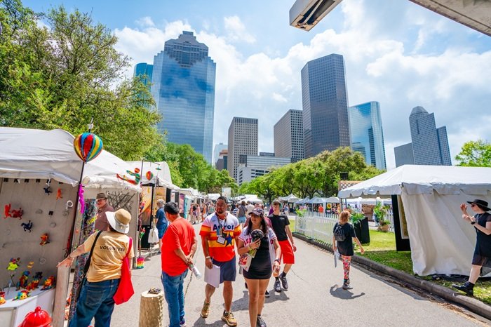 Artistas y visitantes en el Bayou City Art Festival de Houston