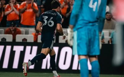 Derby de Texas: FC Dallas Vence al Dynamo 4-3 con Gol Agónico de Musa — Rockets Visitan Chicago Esta Noche