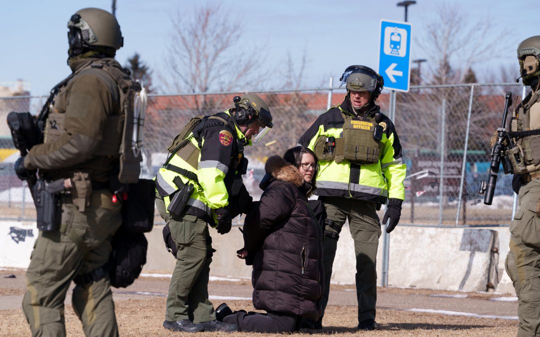 Fallo Devastador: 8vo Circuito Respalda Detención de Inmigrantes Sin Fianza — Millones de Hispanos en Riesgo