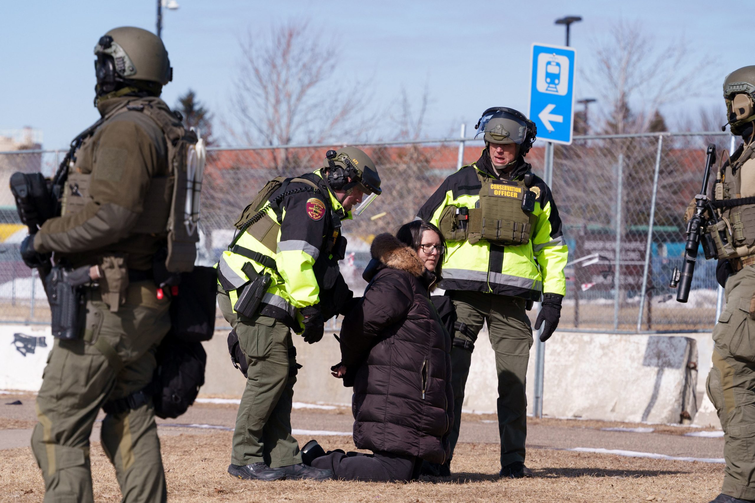 Agentes ICE detención inmigrantes fallo 8vo Circuito