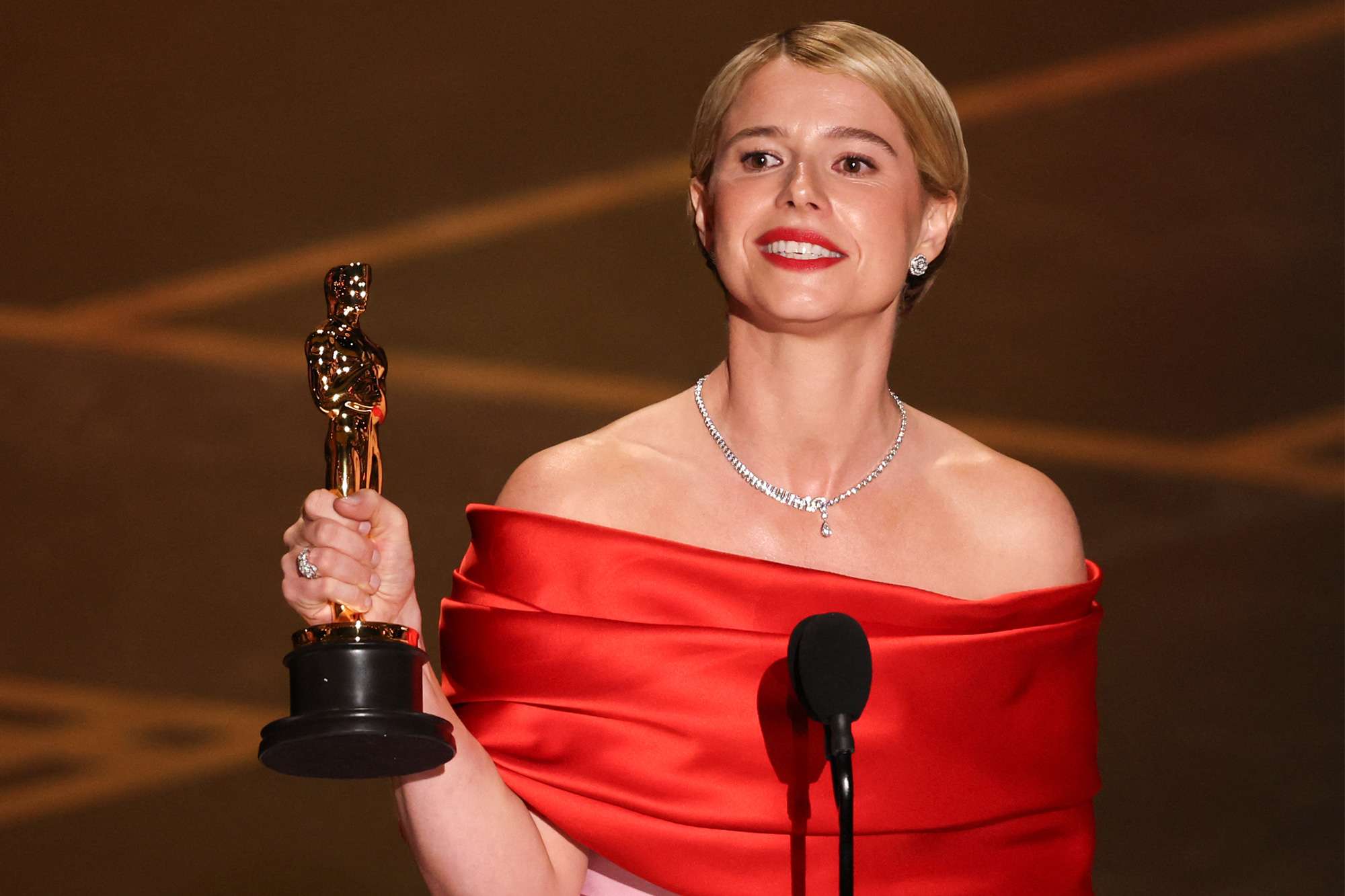Jessie Buckley con su Premio Oscar