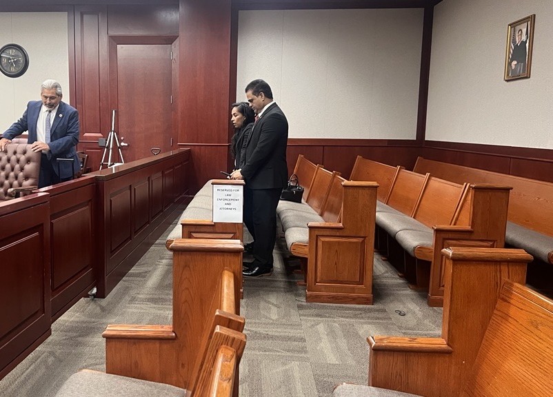 KP George en la sala del tribunal durante el veredicto de culpabilidad