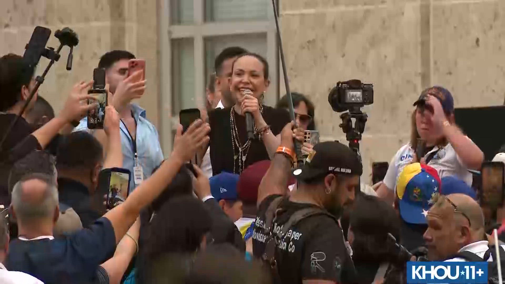 Machado habla ante multitud en Houston City Hall