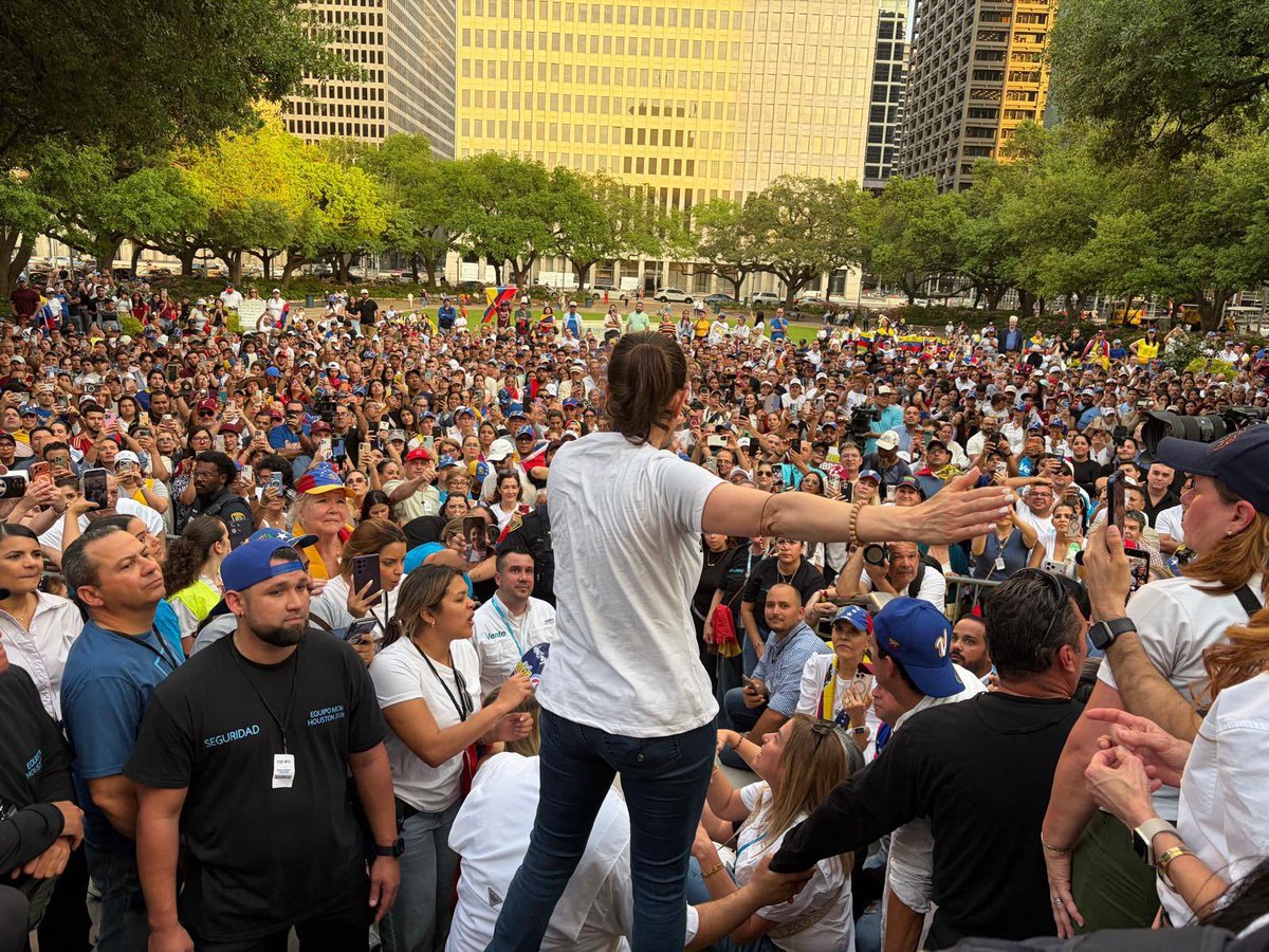 Venezolanos reciben a Machado en Houston