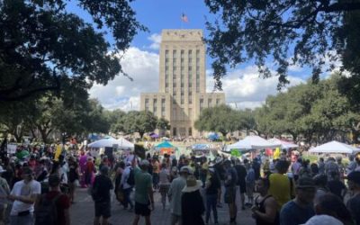 ¡Houston en Movimiento! Protestas ‘No Kings’ HOY al Mediodía en City Hall y Bayou City Art Festival Este Fin de Semana