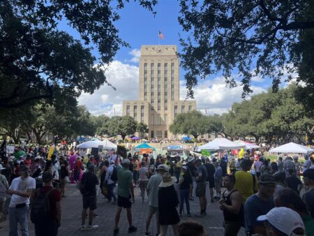 ¡Houston en Movimiento! Protestas ‘No Kings’ HOY al Mediodía en City Hall y Bayou City Art Festival Este Fin de Semana