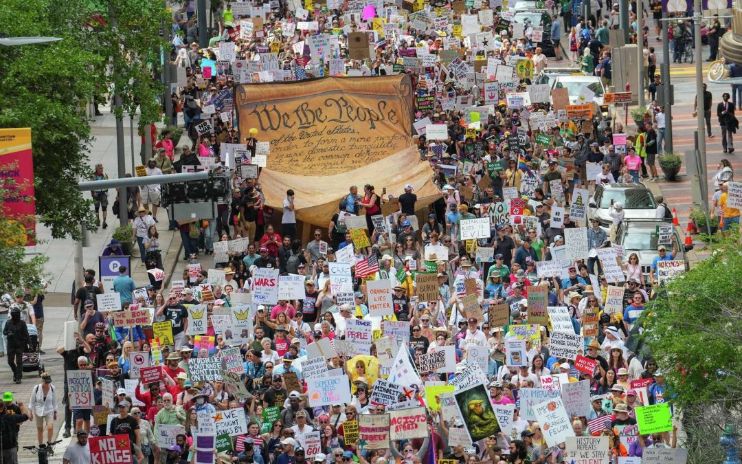 8 Millones en las Calles: Las Protestas ‘No Kings’ Sacuden Houston y el País — Mientras las Muertes en Custodia ICE Alcanzan Récord Histórico