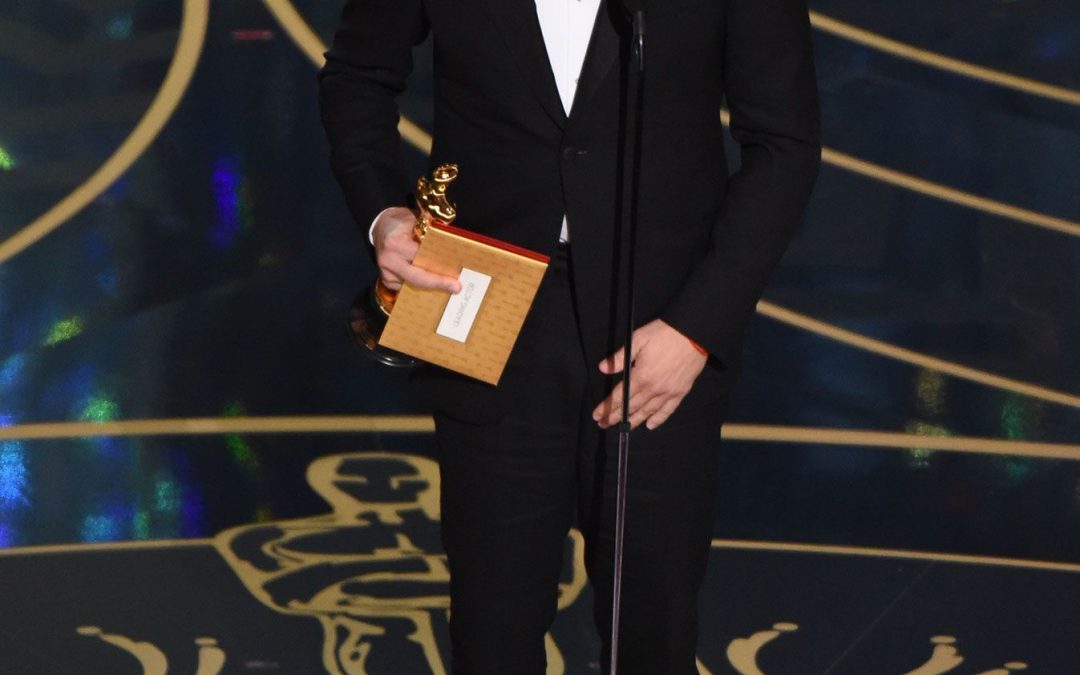 Leonardo DiCaprio sosteniendo su Oscar como Mejor Actor en 2016