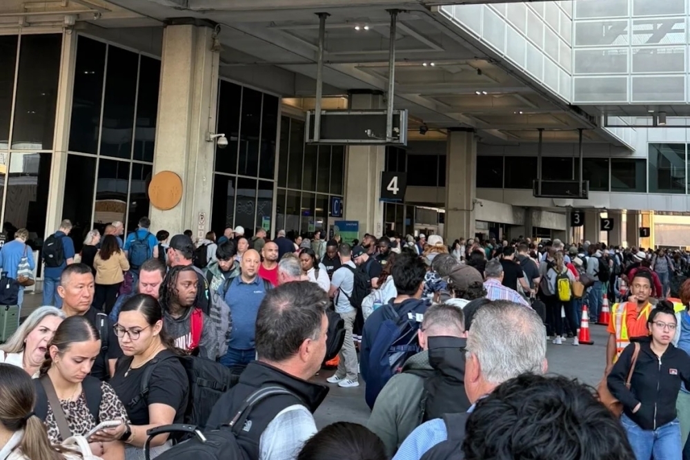 Pasajeros esperando en aeropuerto de Houston